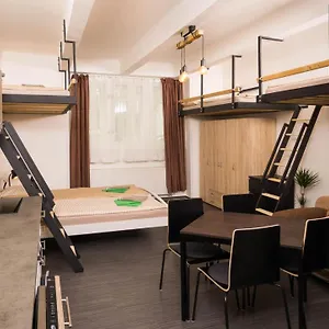 Flying Bed Close To Castle And Airport , Прага Чехия